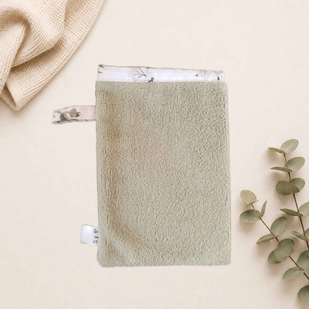 Gant de toilette blanc, fait main avec bordure et attache en tissu