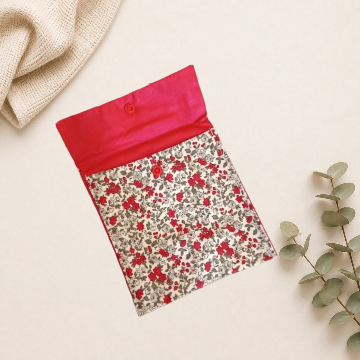Pochette pour serviettes hygiéniques motif fleurs rouges Raph’&Rom