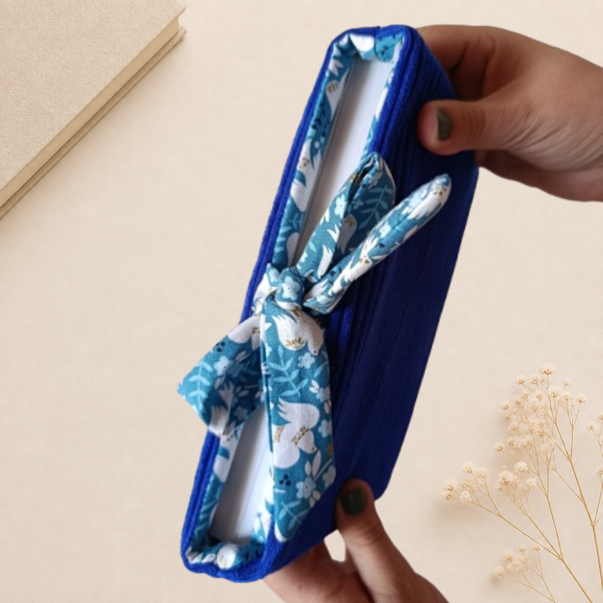 Pochette à livre, format broché, a nouer, velours côtelé bleu et motif oiseaux blanc, dorure et fond bleu