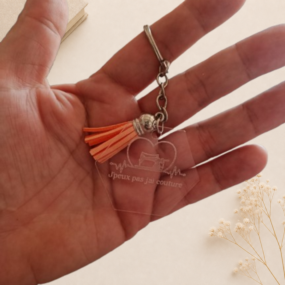 Porte clés en plexiglas transparent gravé avec motif machine à coudre et texte "j'peux pas j'ai couture et son pompom
