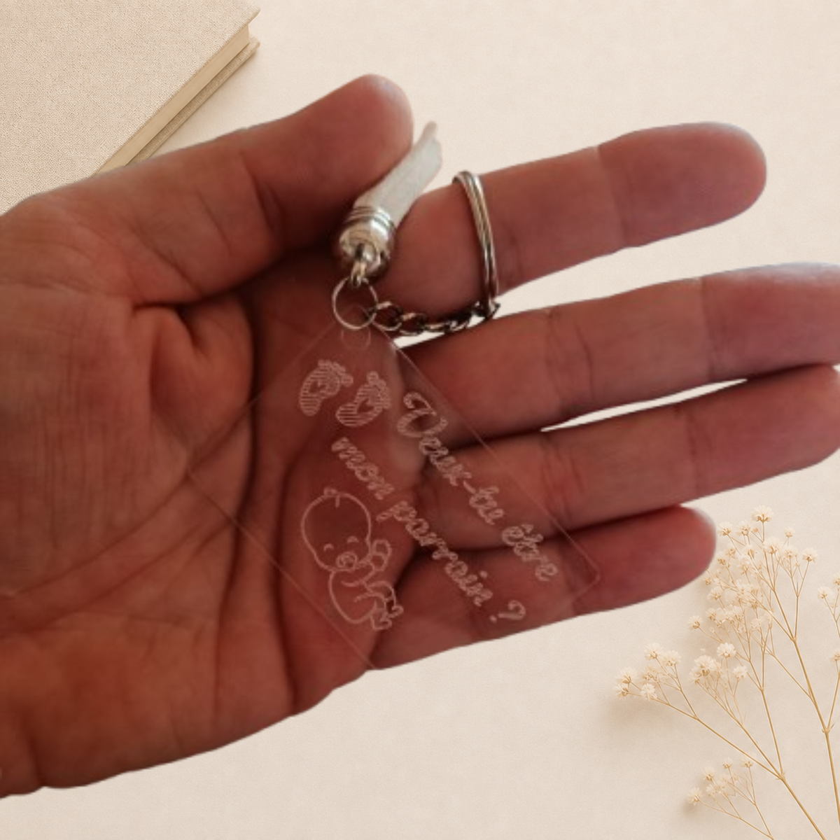 Porte clés en plexiglas transparent gravé avec motif bébé et pieds de bébé et inscription "veux tu être mon parrain?" 
