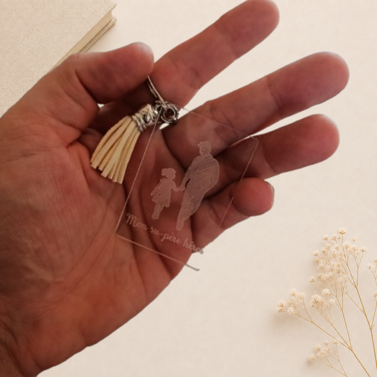 Porte clés en plexiglas transparent gravé avec motif papa et sa fille et texte mon super héros