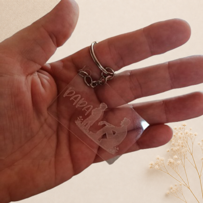 Porte clés en plexiglas transparent gravé avec motif papa et garçon 