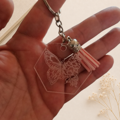 Porte clés en plexiglas transparent gravé avec motif papillon et inscription mom