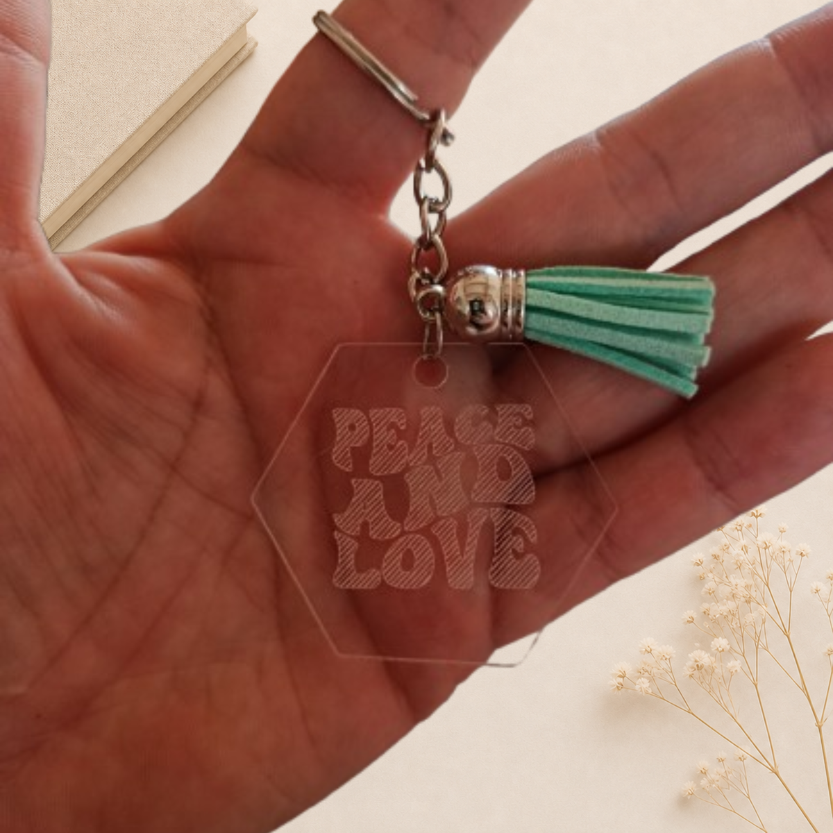 Porte clés en plexiglas transparent gravé avec motif peace and love