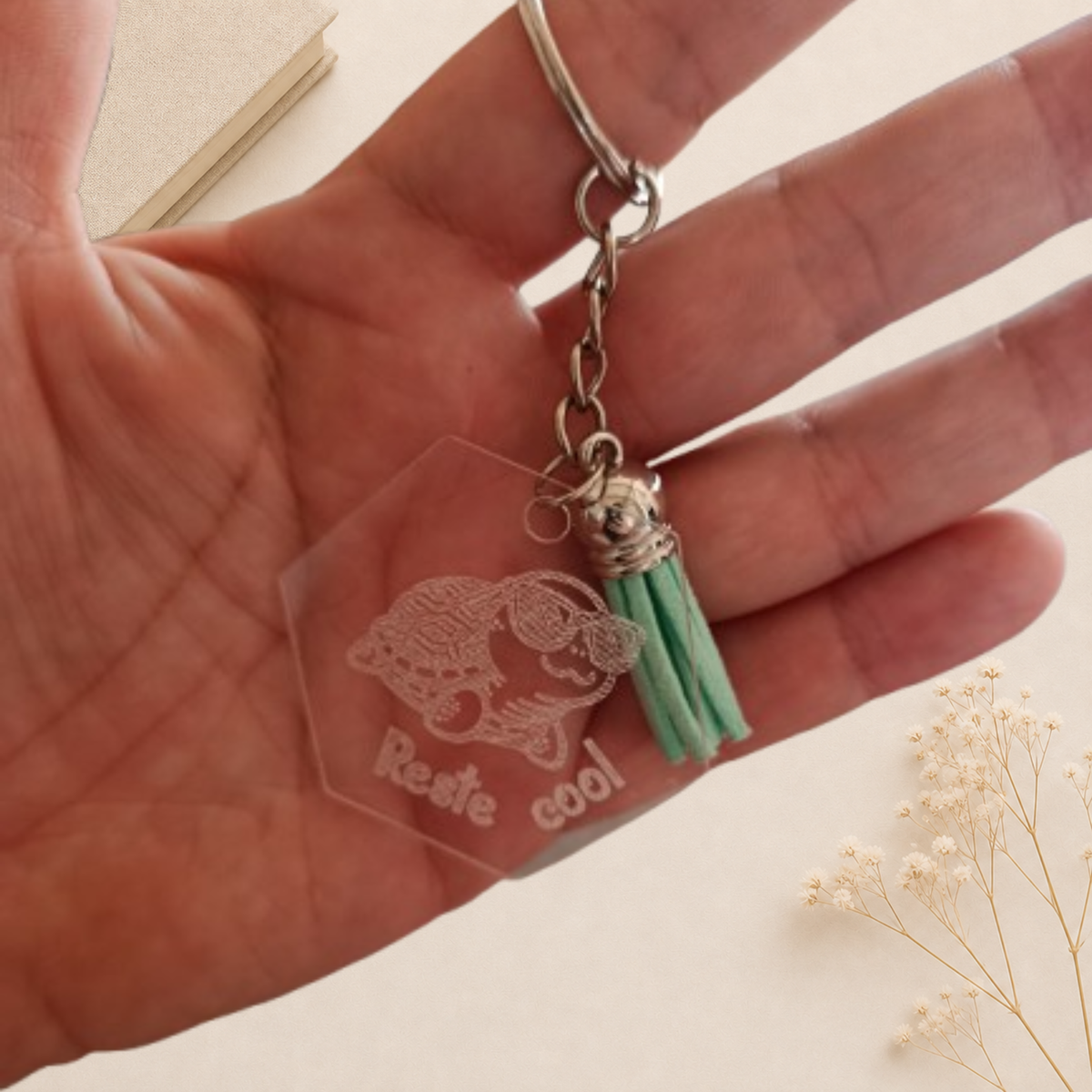Porte clés en plexiglas transparent gravé avec motif tortue et texte "reste cool"