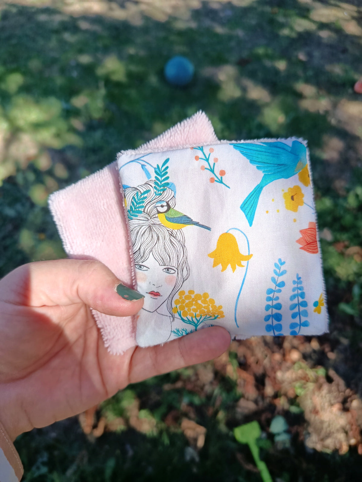 Coton lavable et réutilisable, en éponge de bambou et coton motif.
