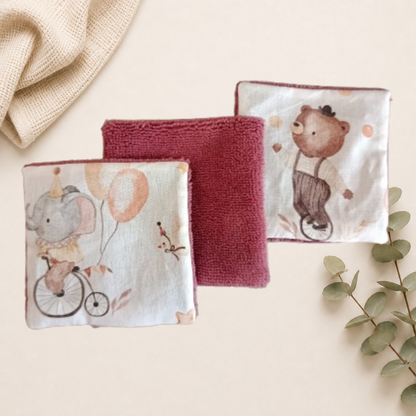 Coton lavable pour enfant, face en tissu motif animaux cirque et verso en éponge bambou violet