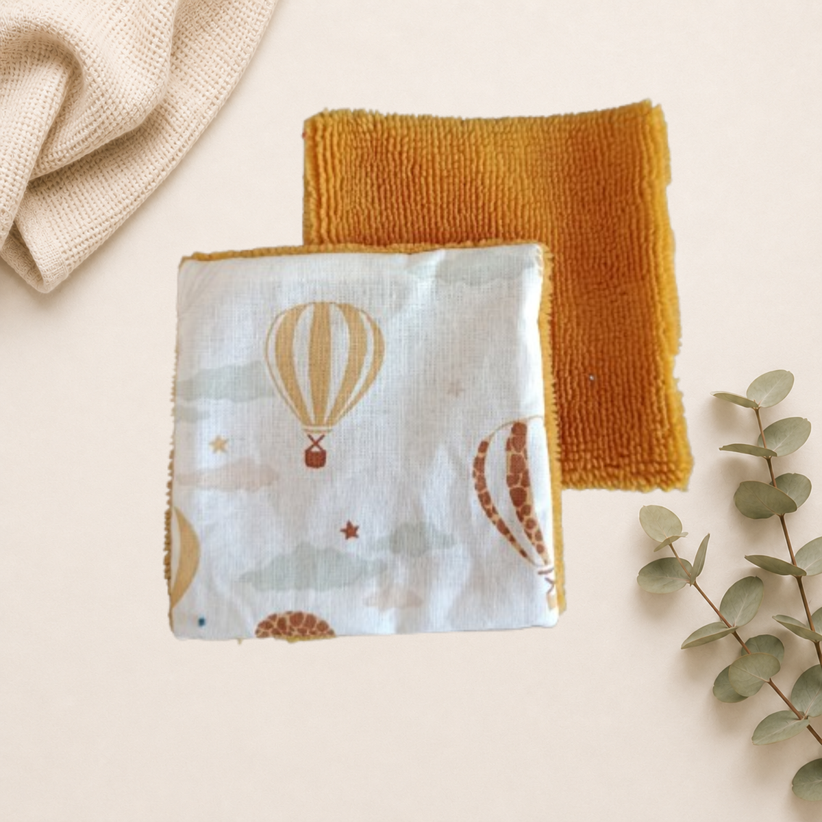 Coton lavable pour enfant, face en tissu motif montgolfière et verso en éponge bambou jaune moutarde