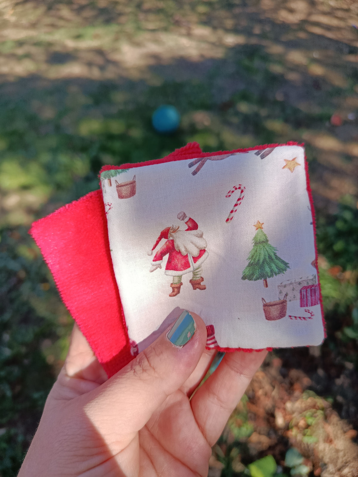 Coton lavable pour enfant, face en tissu motif père noël et verso en éponge bambou rouge