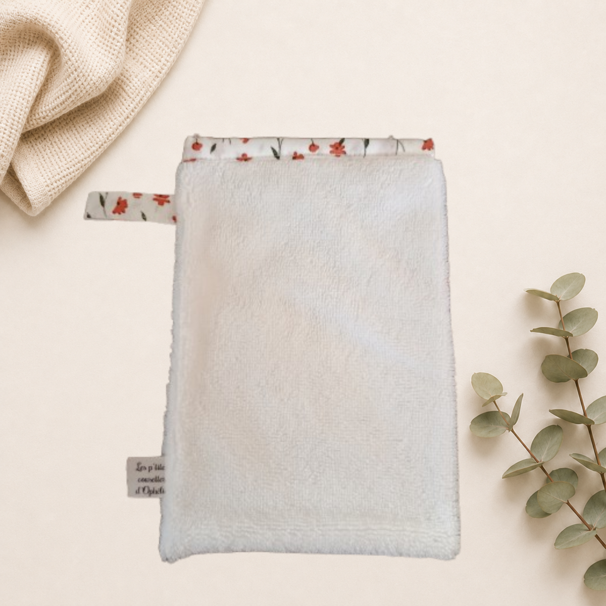 Gant de toilette blanc, fait main avec bordure et attache en tissu à petites fleurs