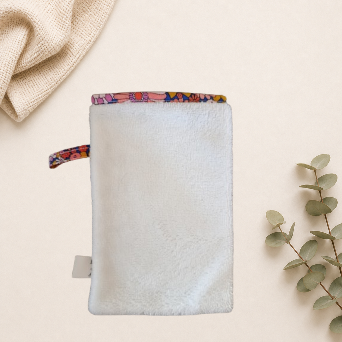 Gant de toilette blanc, fait main avec bordure et attache en tissu à petites fleurs rose et coeur
