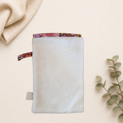 Gant de toilette blanc, fait main avec bordure et attache en tissu à petites fleurs rose et coeur
