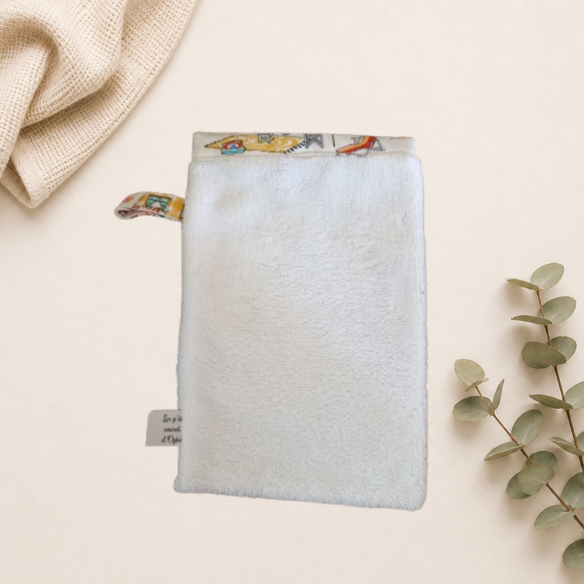 Gant de toilette blanc, fait main avec bordure et attache en tissu vintage