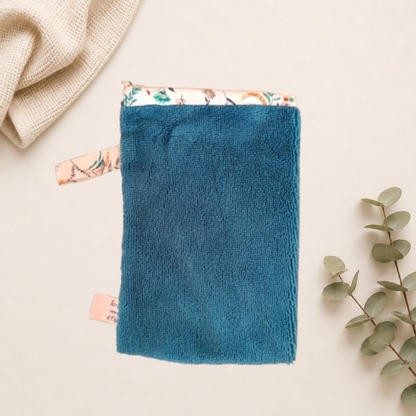 Gant de toilette bleu, fait main avec bordure et attache en tissu à fleurs