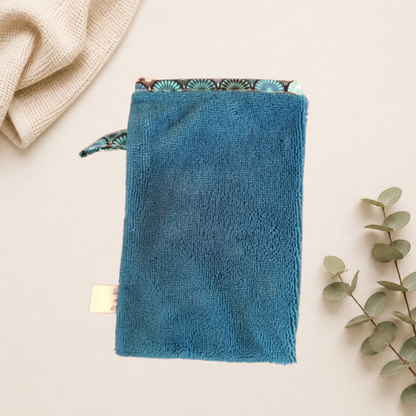Gant de toilette blanc, fait main avec bordure et attache en tissu geometrie bleu
