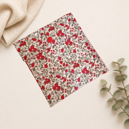 Pochette pour serviettes hygiéniques motif fleurs rouges Raph’&Rom