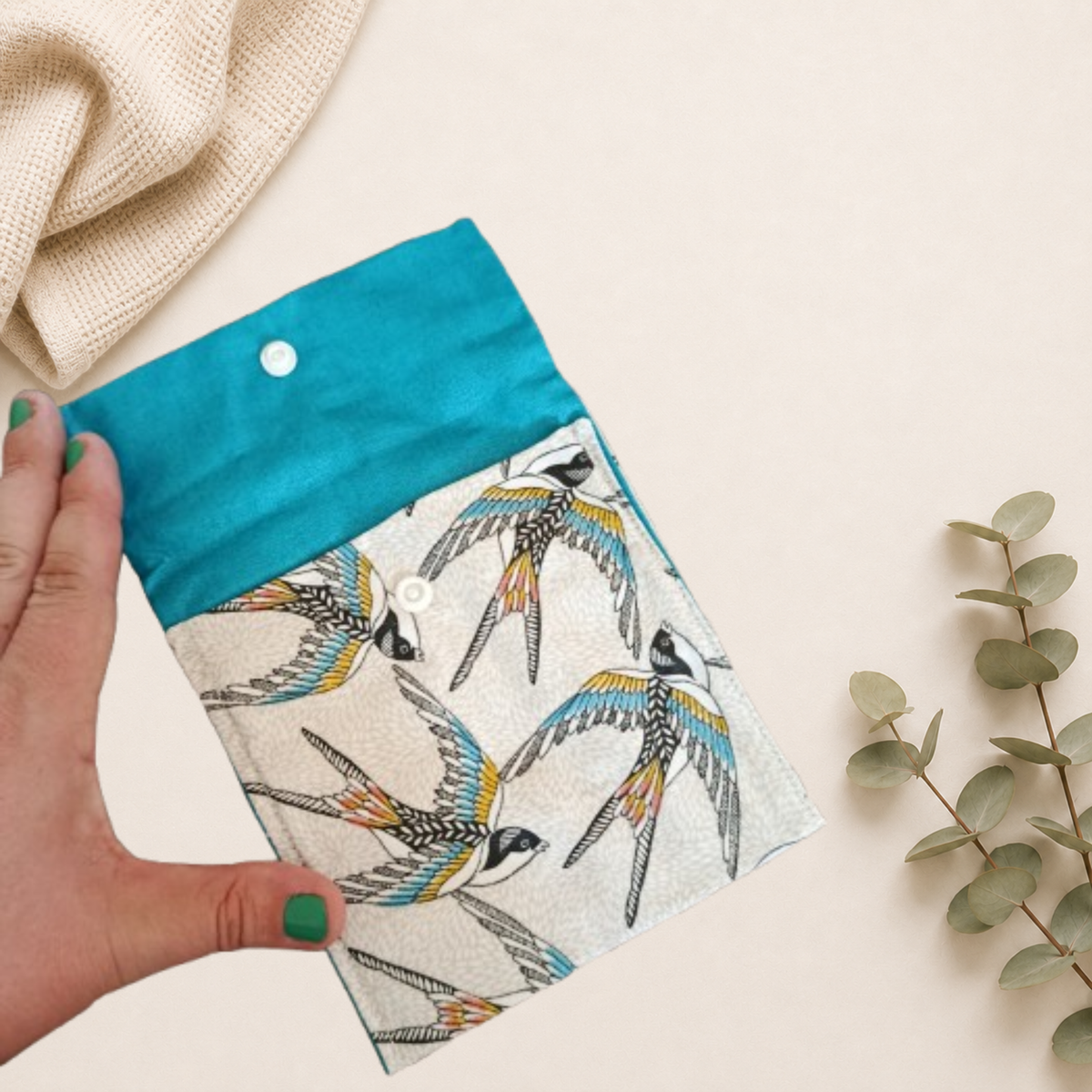 Pochette pour serviettes hygiéniques motif oiseaux bleu Raph’&Rom 1