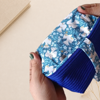 Pochette à livre, format broché, a nouer, velours côtelé bleu et motif oiseaux blanc, dorure et fond bleu