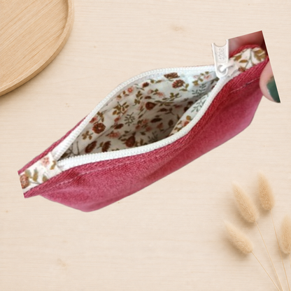 Porte monnaie ouvert en velours  rose, avec doublure à fleurs et fermeture éclair blanche