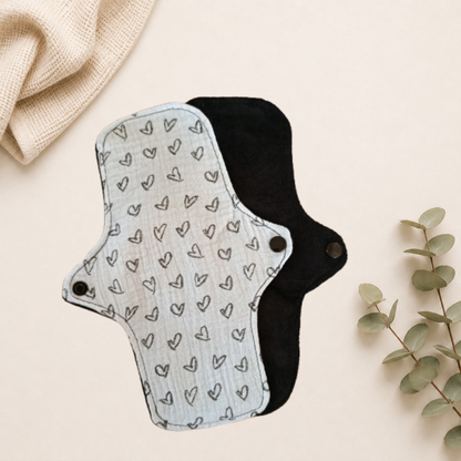 Serviette hygiénique imperméable, pour flux léger, s'attache grâce à une pression. En éponge de bambou pour une douceur sur la peau.
