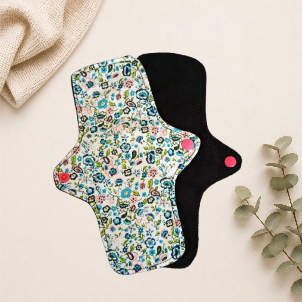 Serviette hygiénique imperméable, pour flux léger, s'attache grâce à une pression. En éponge de bambou pour une douceur sur la peau.
