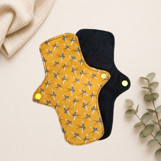 Serviette hygiénique imperméable, pour flux léger, s'attache grâce à une pression. En éponge de bambou pour une douceur sur la peau.