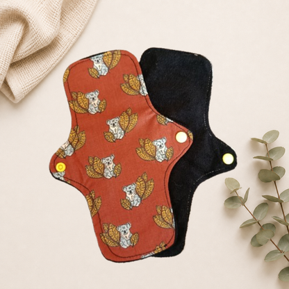 Serviette hygiénique imperméable, pour flux léger, s'attache grâce à une pression. En éponge de bambou pour une douceur sur la peau.
