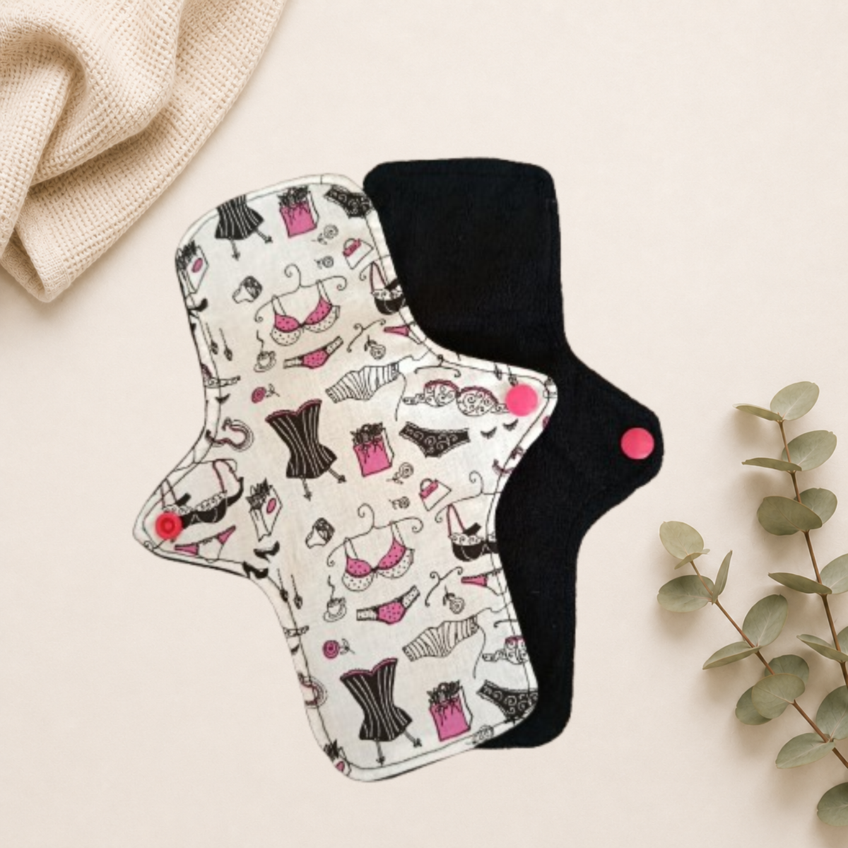 Serviette hygiénique imperméable, pour flux léger, s'attache grâce à une pression. En éponge de bambou pour une douceur sur la peau.
