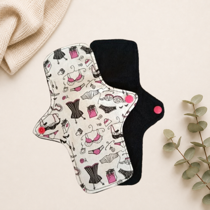 Serviette hygiénique imperméable, pour flux léger, s'attache grâce à une pression. En éponge de bambou pour une douceur sur la peau.
