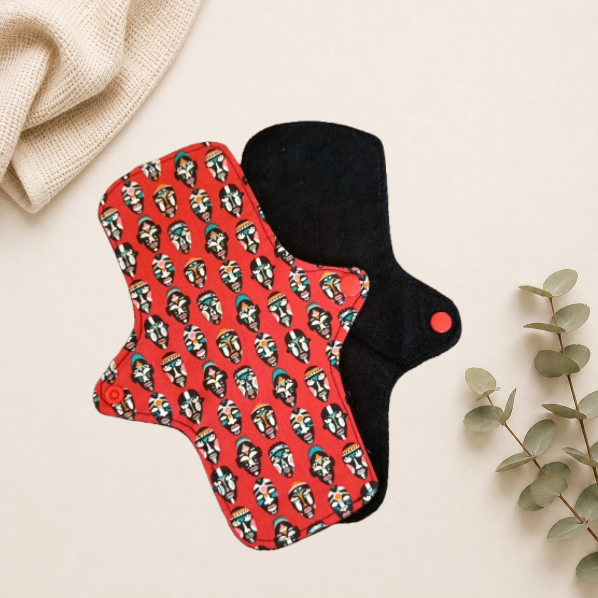 Serviette hygiénique imperméable, pour flux léger, s'attache grâce à une pression. En éponge de bambou pour une douceur sur la peau.
