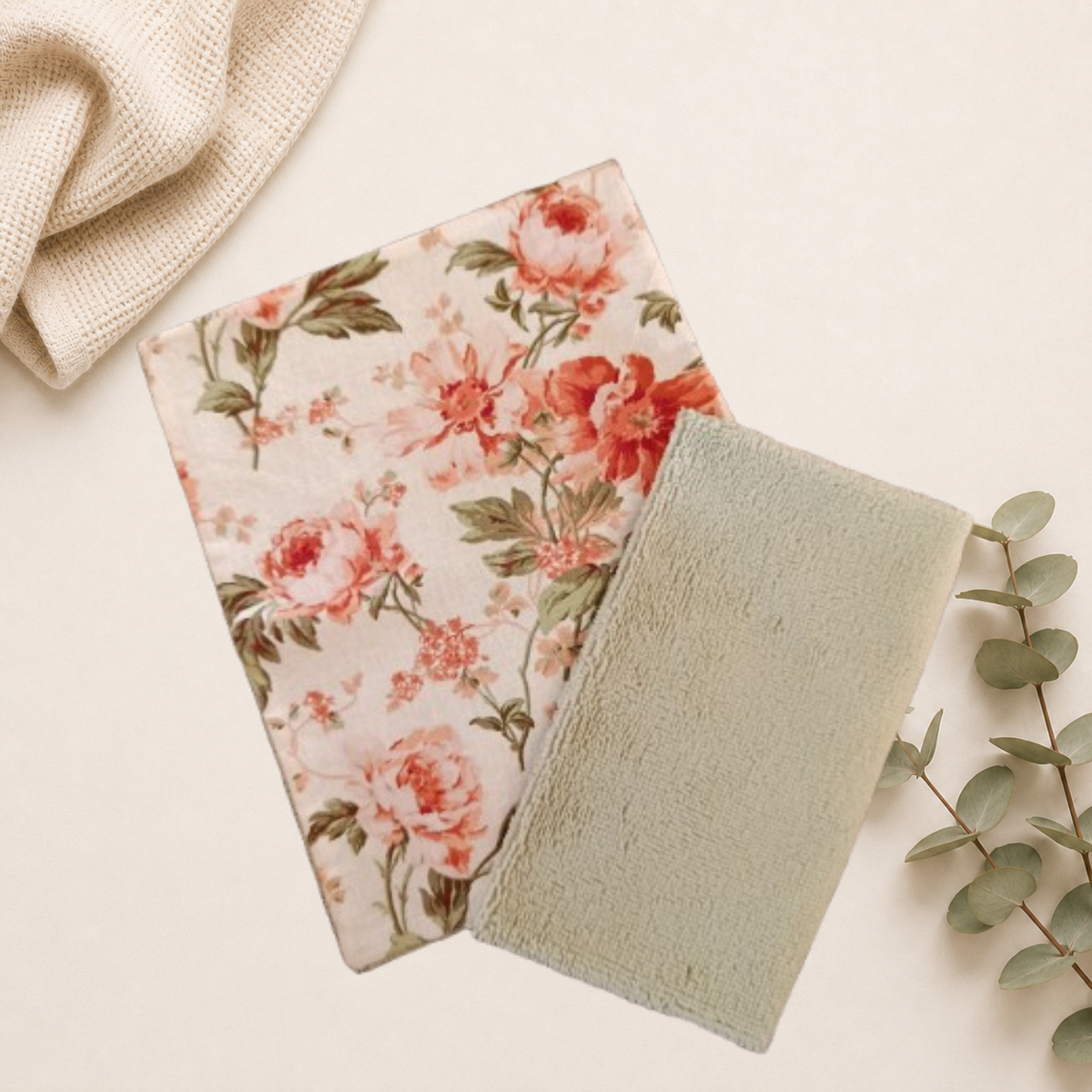 Serviette visage en coton à motif et doublure en éponge de bambou pour une sensation de douceur sur la peau.