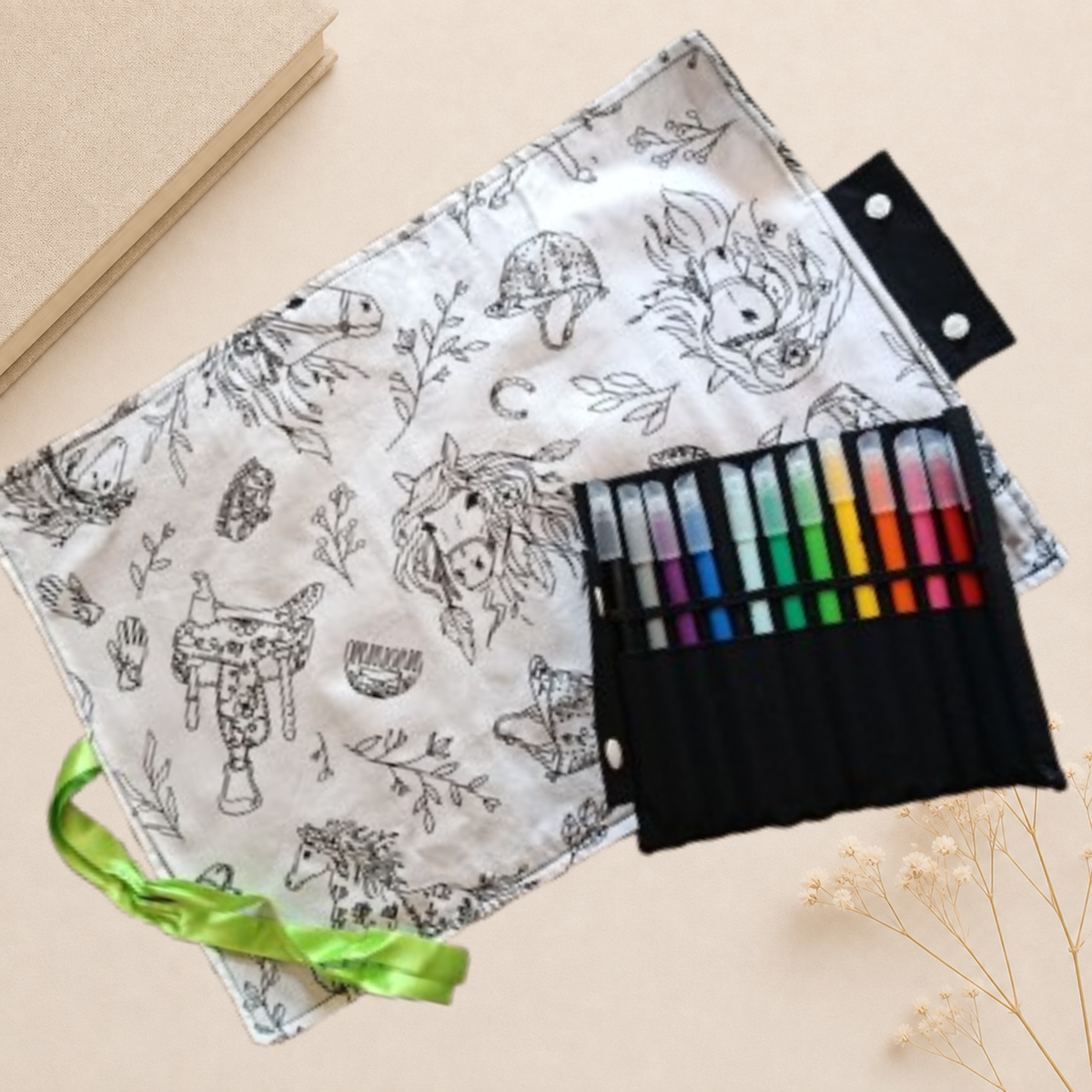 Set de table à colorier lavable, pochette de 12 feutres lavable fourni.
Prend peu de place, la pochette se détache pour le passage en machine.
set-de-table-colorier-lavable-crayon-fourni-motif-chevaux