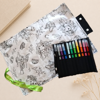 Set de table à colorier lavable, pochette de 12 feutres lavable fourni.
Prend peu de place, la pochette se détache pour le passage en machine.
set-de-table-colorier-lavable-crayon-fourni-motif-chevaux