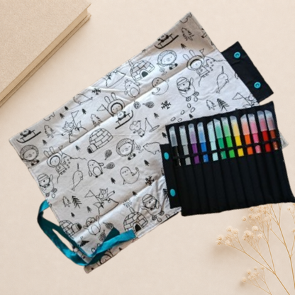 Set de table à colorier lavable, pochette de 12 feutres lavable fourni.
Prend peu de place, la pochette se détache pour le passage en machine.
