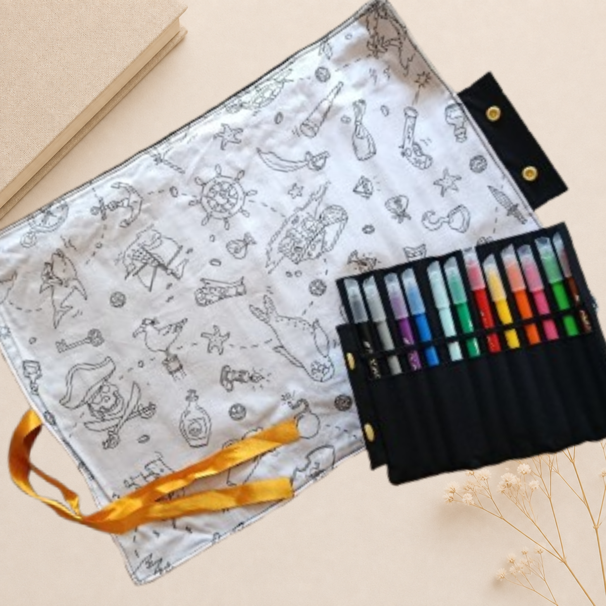 Set de table à colorier lavable, pochette de 12 feutres lavable fourni.
Prend peu de place, la pochette se détache pour le passage en machine.

