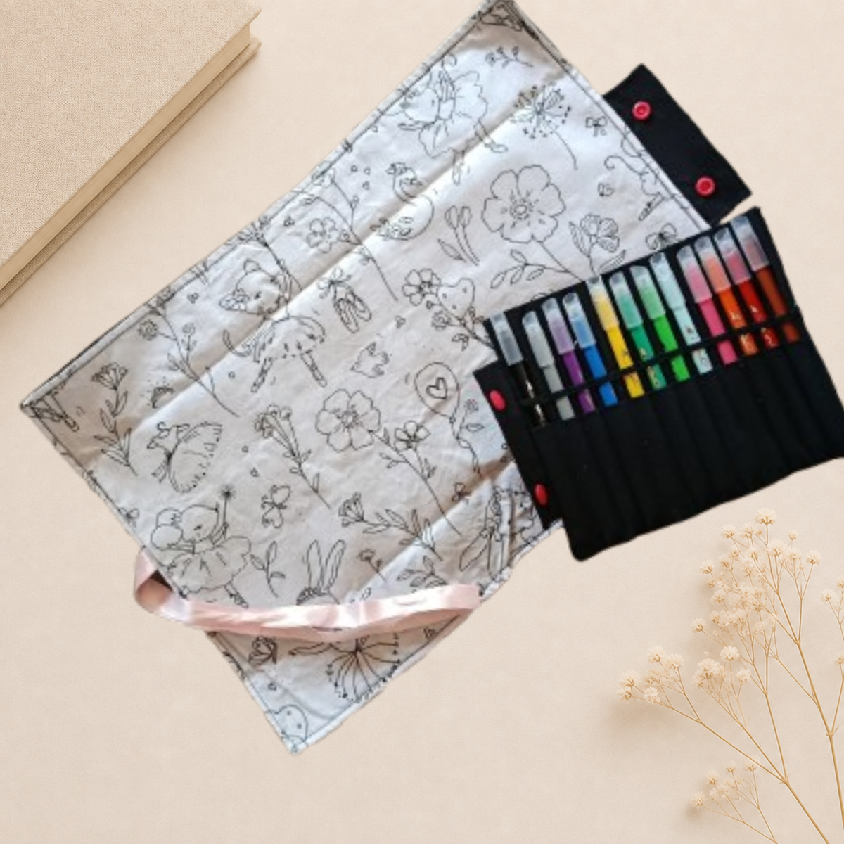 Set de table à colorier lavable, pochette de 12 feutres lavable fourni.
Prend peu de place, la pochette se détache pour le passage en machine.
